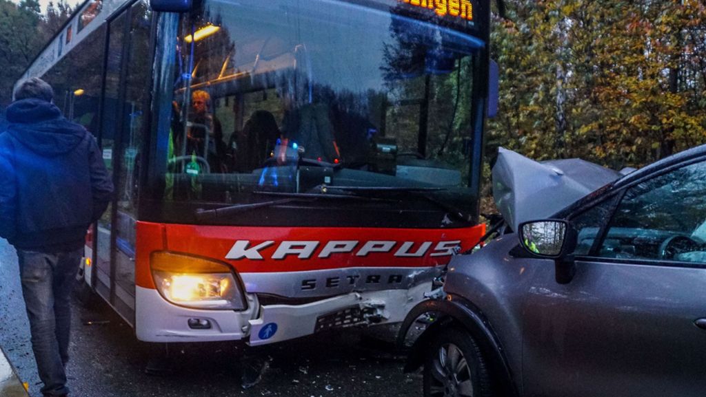 Leonberg: Auto prallt mit Bus zusammen: Baby bei Unfall schwer verletzt