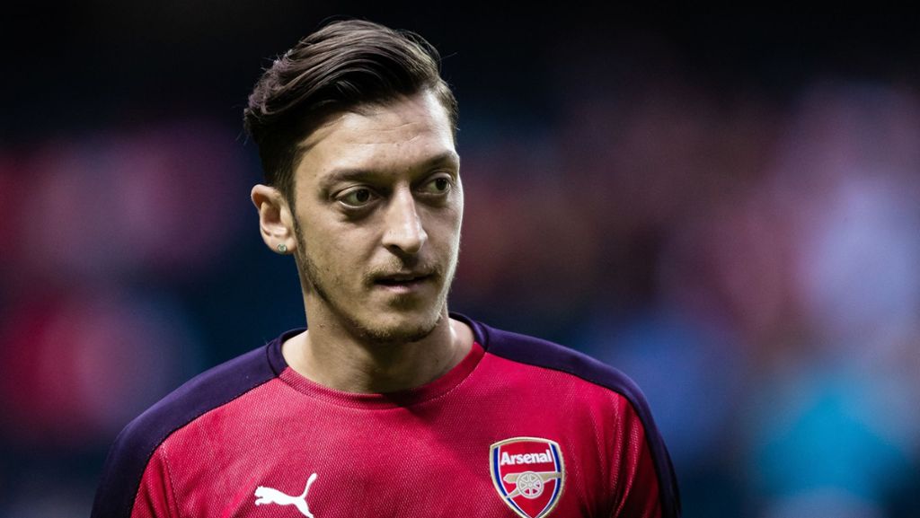 Unterstützung für den Ex-Nationalspieler Mesut Özil. Die Fußballer des Vereins Yeni Malatyaspor sind am Wochenende mit Özil-T-Shirts aufgelaufen. 