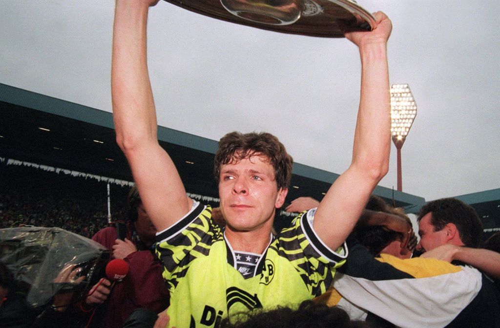 Saison 1994/95: Vergifteter Abschied. Ausgerechnet die Bayern. Da haben sie dem Rivalen Werder Bremen für die Saison 1995/96 schon Trainer Rehhagel und Spielmacher Andreas Herzog abgeworben – und am letzten Spieltag vermasseln sie ihnen noch die Meisterschaft. Die Münchner bezwingen Werder 3:1, Borussia Dortmund staubt mit einem 2:0 gegen den Hamburger SV ab. In der Stadt feiern 50 000 Fans ohne Karte, die Mannschaft genießt gelb-schwarze Nudeln – Dortmund ist Meister und Andreas Möller (Foto) ist zu Tränen gerührt. Übrigens: Das mit den Bayern und Rehhagel hält dann auch nicht lange, schon am 27. April 1996 ist „König Otto“ Geschichte. An seiner Stelle übernimmt interimsweise Franz Beckenbauer.