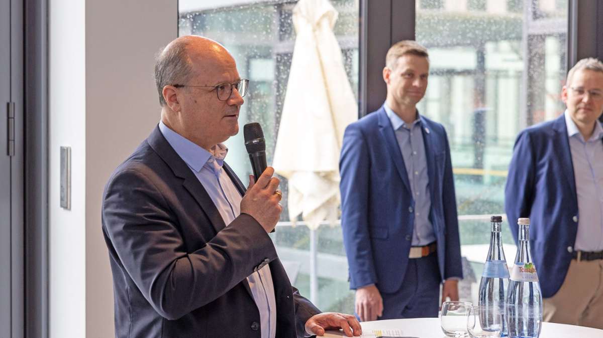 Uwe Reichert, Leiter regionale Koordination, Kreiszeitung/Böblinger Bote, eröffnete die Consenio im Sparkassenforum Böblingen.