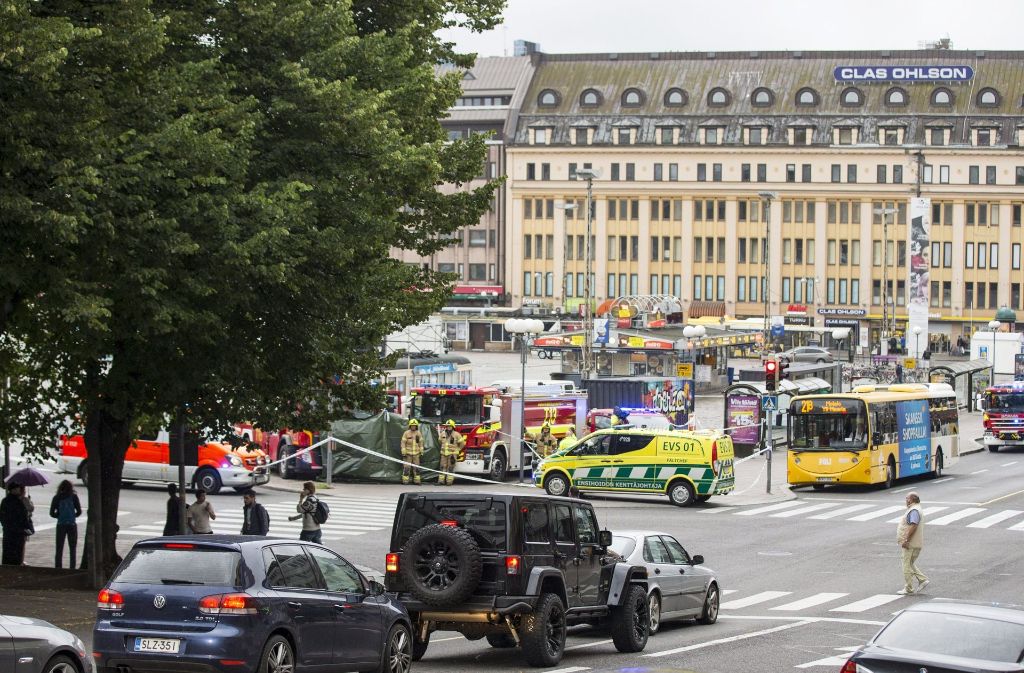Rettungskräfte stehen auf dem zentralen Marktplatz in Turku.