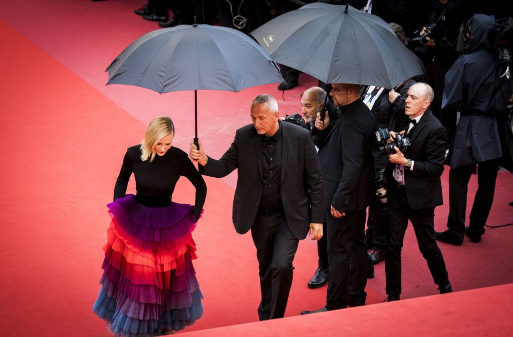 Schauspielerin Cate Blanchett wurde unter einem Regenschirm auf die Premiere begleitet. Auch sie ...