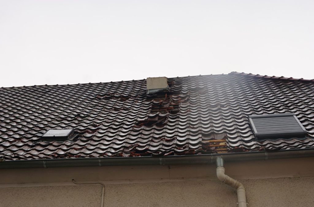 Der Blitz traf wohl direkt den Kamin des Hauses und riss ein Loch ins Dach.