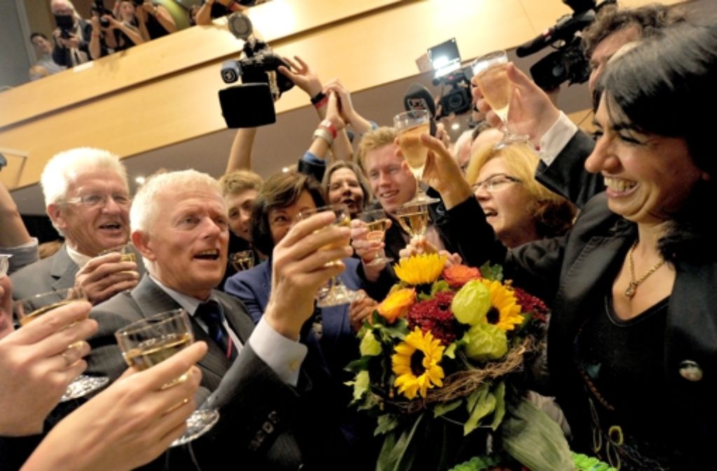 Im Siegestaumel: Am 21. Oktober 2012 steht fest: Fritz Kuhn wird neuer Oberbürgermeister von Stuttgart. Er setzt sich gegen seinen Gegenkandidaten Turner.