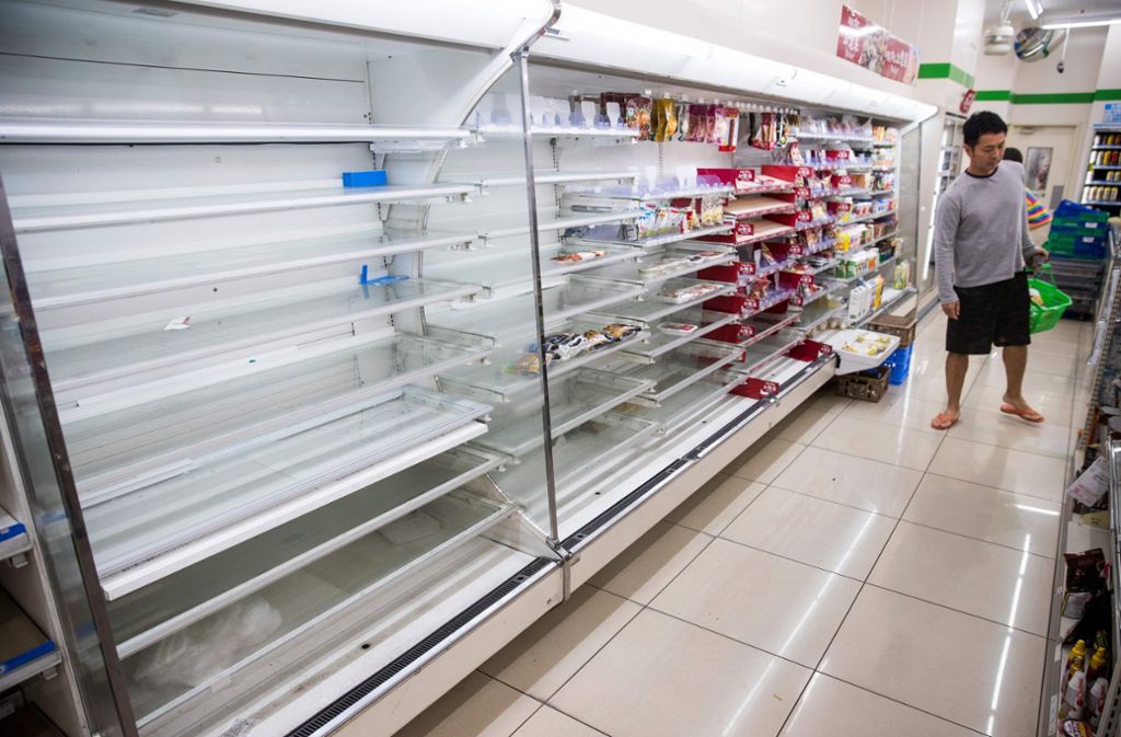 Mehr als drei Millionen Japaner wurden aufgefordert, sich in Sicherheit zu bringen. Die Regale der Supermärkte wurden leer gefegt.