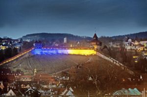 Esslinger Burg erstrahlt in Blau-Gelb