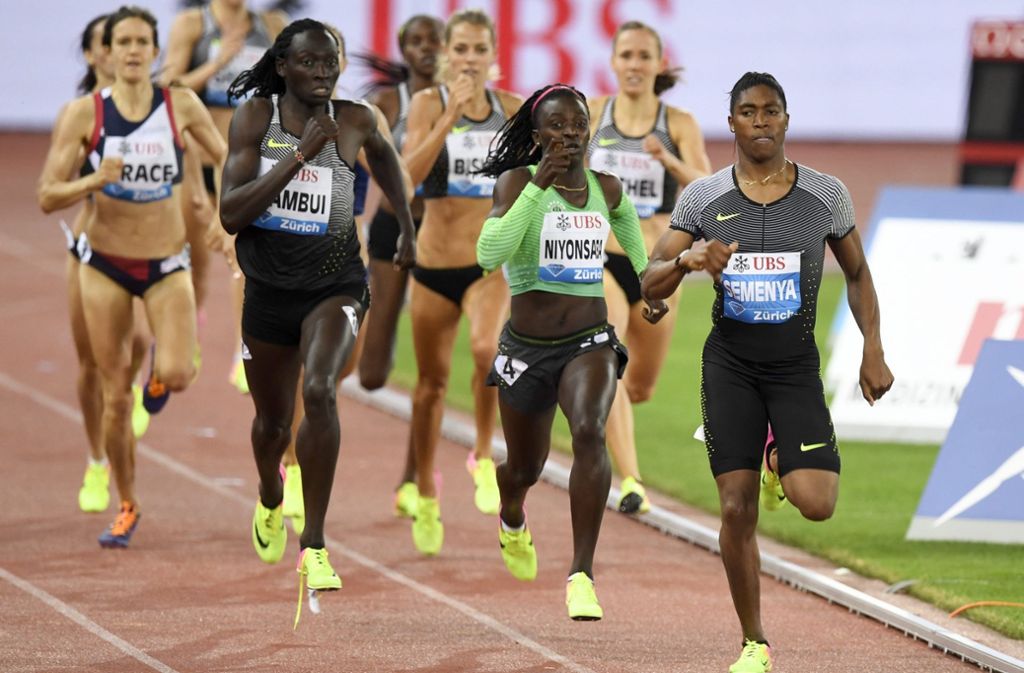 Bei den Olympischen Spielen in Rio de Janeiro 2016 belegten die Südafrikanerin Caster Semenya, Francine Niyonsaba aus Burundi und die Kenianerin Margaret Wambui (auf dem Foto von rechts nach links) über 800 Meter die Plätze eins bis drei. Das Ergebnis wurde kontrovers diskutiert, da alle drei Medaillengewinnerinnen in den Medien als intersexuell dargestellt wurden. Damit wurde eine Debatte erneut befeuert, die bereits mit Semenyas WM-Sieg 2009 und dem daraufhin folgenden Geschlechtstest begonnen hatte.