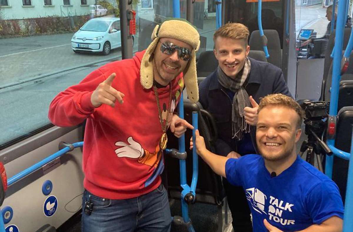 MC Bruddaal (links) und Niko Kappel (rechts) hatten Spaß beim Dreh im fahrenden Bus. Foto: privat