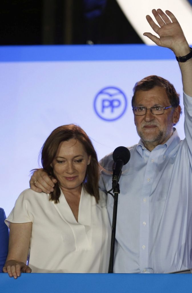 Denn trotz fehlender Mehrheit pocht Mariano Rajoy darauf, weiterzuregieren (hier mit seiner Frau Elvira Fernandez).