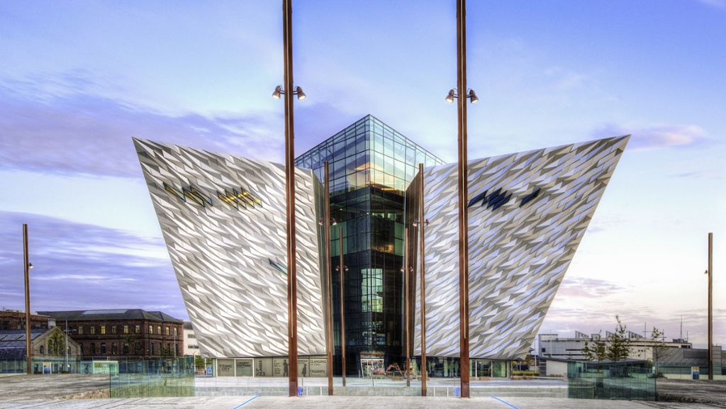  Belfast und die hier gebaute „Titanic“ haben eine wechselvolle Beziehung. Mit Stolz wurde das damals größte Schiff der Welt zu seiner ersten Reise verabschiedet. Dann schämte man sich dafür, dass es unterging. Heute wird in einem Museum das Drama des Luxusliners nachgezeichnet. 