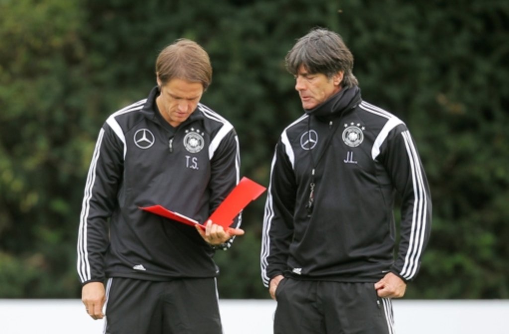 Thomas Schneider (links) legt als Assistent von Bundestrainer Jogi Löw los.  Foto: dpa