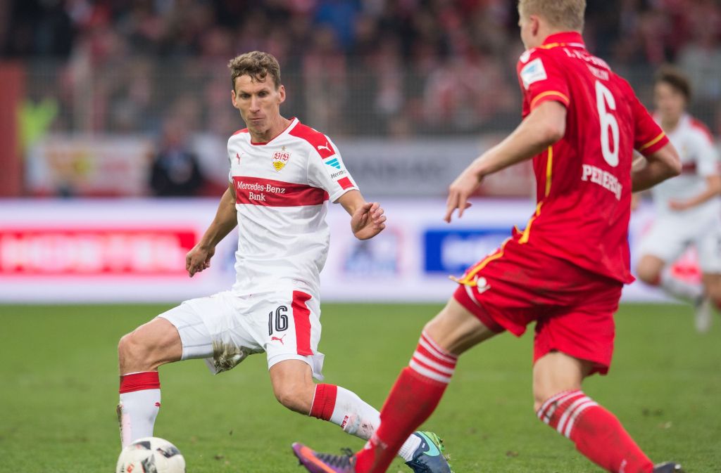 VfB-Spieler Florian Klein (links) steht offenbar im Fokus eines Bundesligisten. Foto: Pressefoto Baumann
