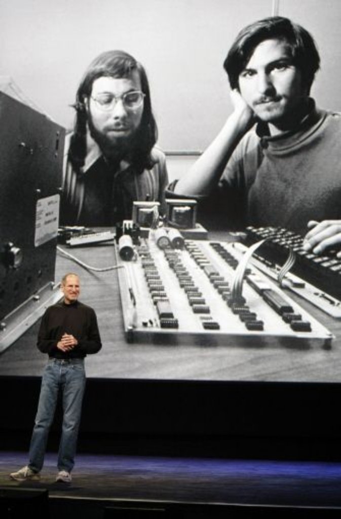 Den ersten Prototypen des "Apple I" bauen sie in der Garage von Jobs Eltern - ein einfacher Computer aus einer Platine und einem Gehäuse, den sie mehr als 200 Mal über eine Computerkette verkaufen.