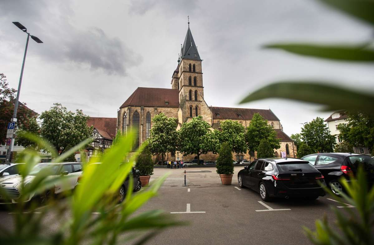 Umstellt wird der Marktplatz von parkenden Autos, was das Mittelalterflair der Stadt krass durchbricht. Im Blickfang eines Restaurantgastes ist nicht die Stadtkirche, sondern Blech.