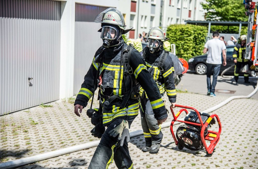 Feuerwehrmänner mit Atemschutzausrüstung.
