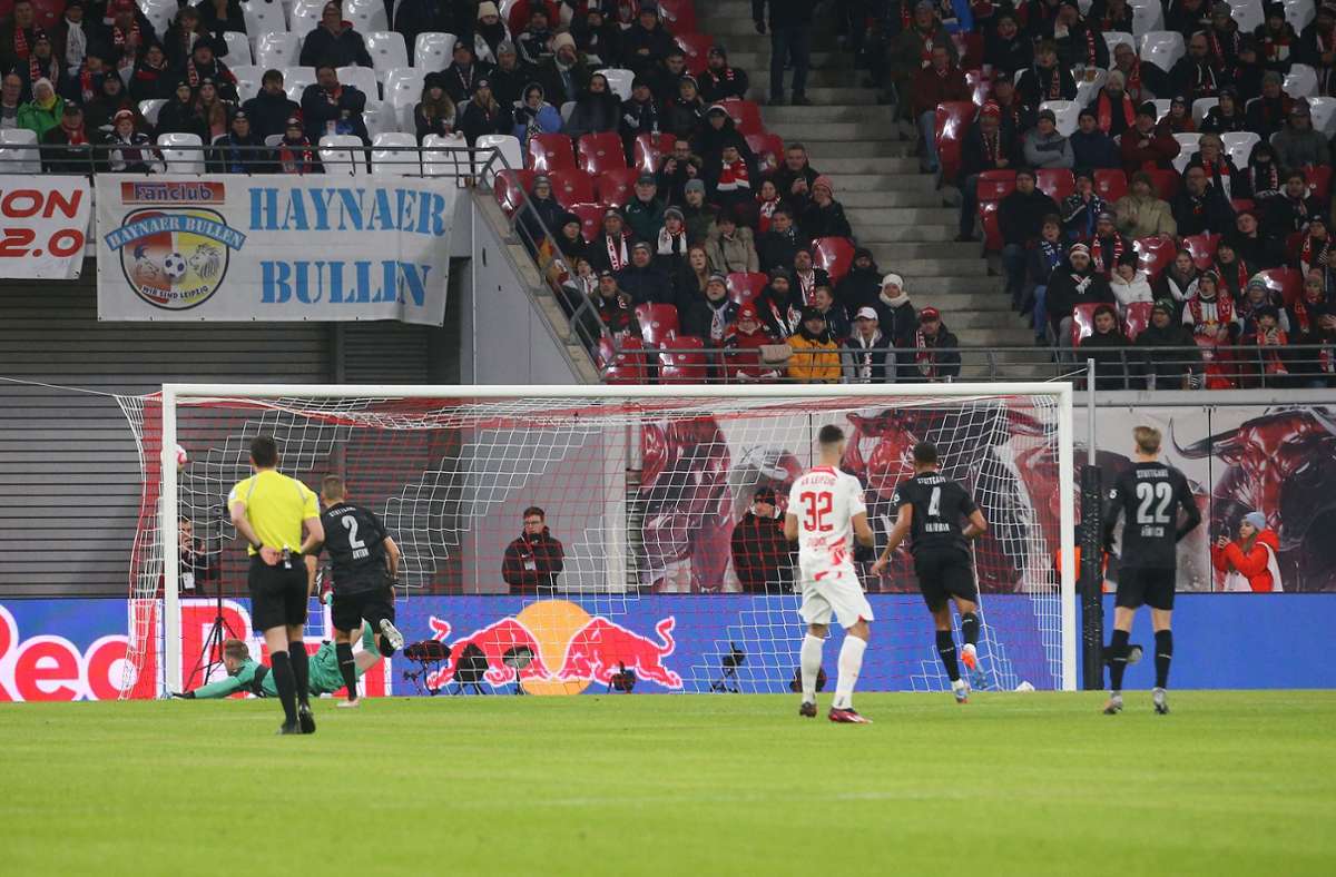 In der 25. Minute gab es einen zweifelhaften Freistoß für RB. Dominik Szoboszlai schoss aus 30 Metern direkt, VfB-Keeper Florian Müller ließ den haltbaren Ball passieren.