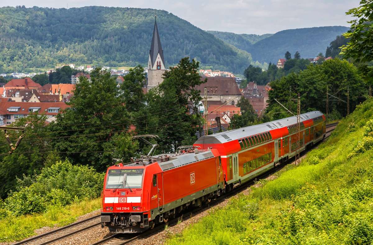 Die Bahn-Tochter DB Regio will zum Start des 9-Euro-Tickets größere Fahrzeuge einsetzen. (Symbolfoto) Foto: IMAGO/Aviation-Stock/IMAGO/Markus Mainka