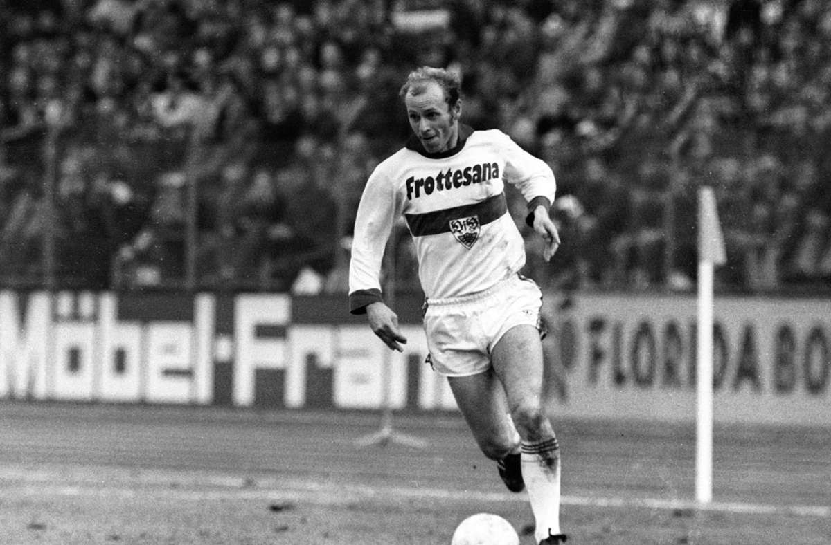 Beim VfB war Hadewicz jahrelang Stammspieler im defensiven Mittelfeld und bestritt bis 1983 insgesamt 203 Bundesligaspiele. Als Scout ist der inzwischen 69-Jährige noch immer für den VfB tätig.