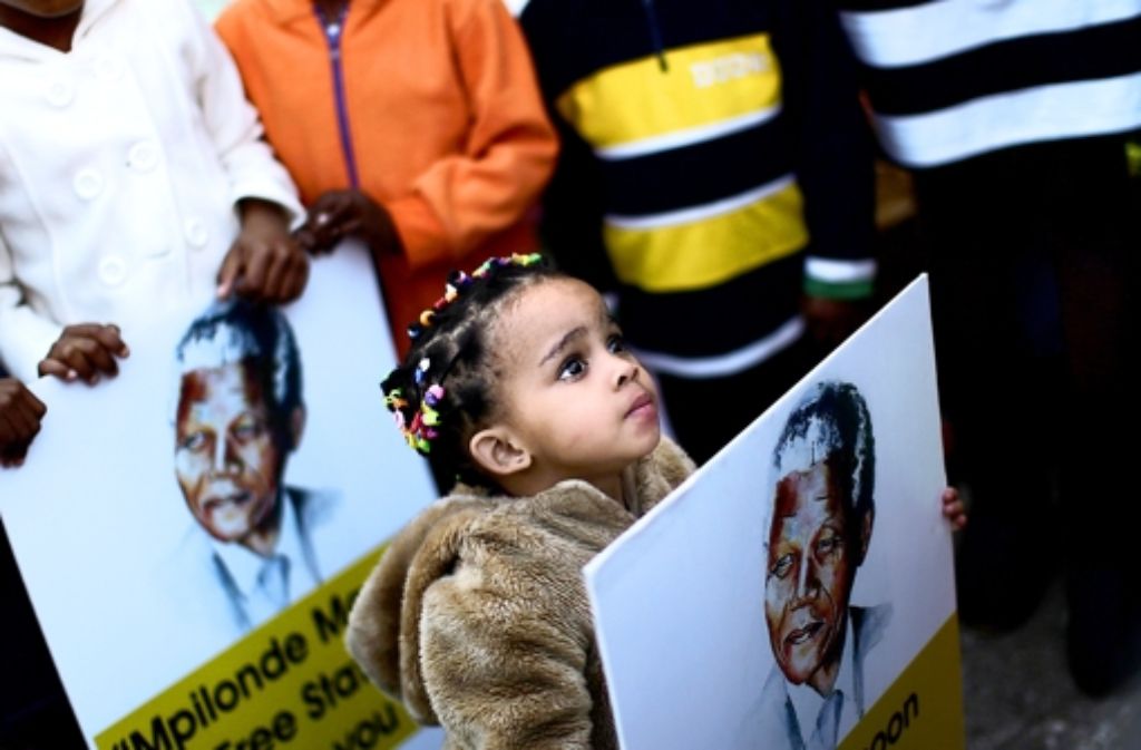 Vor dem Krankenhaus zeigen Menschen ihre Solidarität mit Nelson Mandela. Foto: AP