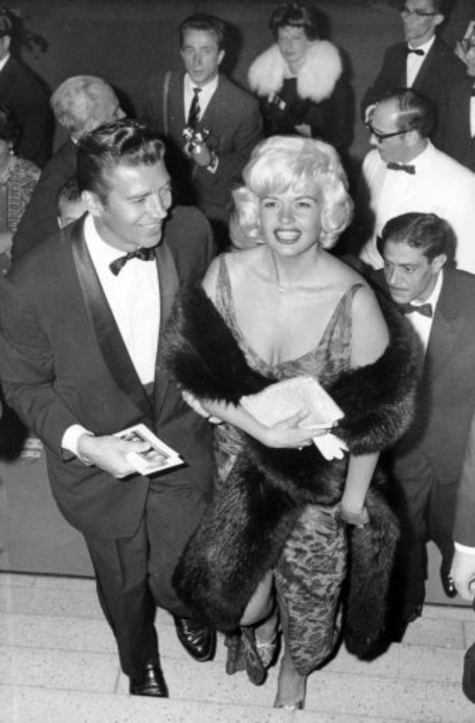 1961: "Nipplegate" bei der Berlinale - Hollywoodstar Jayne Mansfiled platzt vor versammelter Fotografenschau auf einer wilden Party das Kleid. Das prüde Nachkriegsdeutschland ist schockiert.