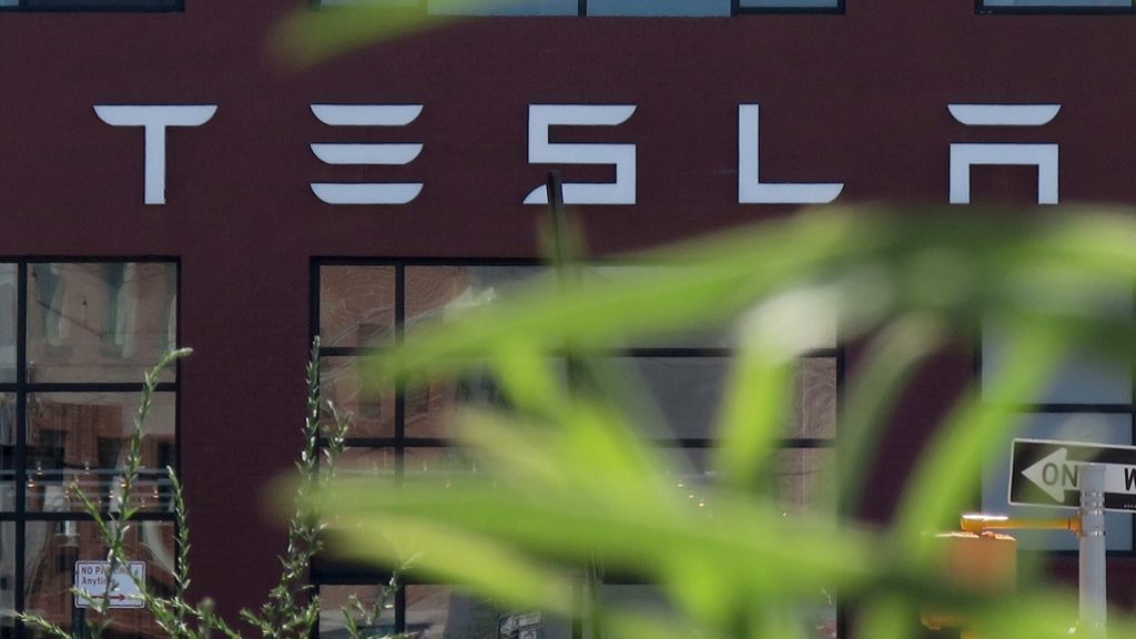Größere Batterien: Tesla rüstet Elektroautos auf