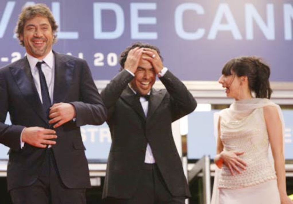 Lachen nach einer erschütternden Premiere: Hauptdarsteller Javier Bardem, Regisseur A.G. Iñárritu und Schauspielerin Maricel Alvarez nach der Vorstellung von "Biutiful"