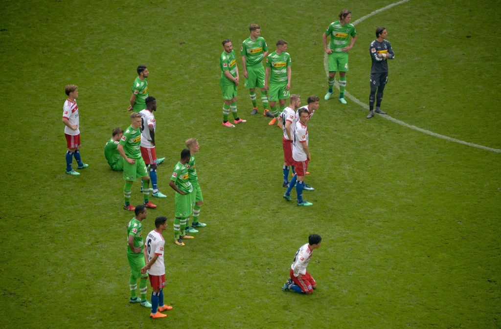 Die Spieler beide Teams standen gemeinsam auf dem Platz.