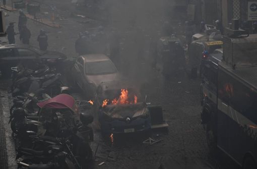 Bei den Krawallen in Neapel wurden auch Autos angezündet. Foto: IMAGO/ZUMA Wire/IMAGO/Ciro Fusco
