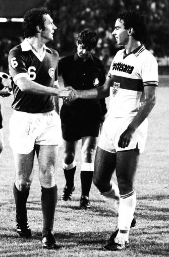 Hier treffen Hansi Müller (rechts) und Franz Beckenbauer in einem Freundschaftsspiel zwischen Cosmos New York und dem VfB aufeinander.