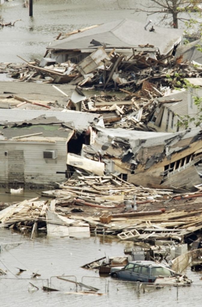 Der Hurrikan und die Fluten zerstören weite Teile der Stadt. Das Wasser steht in New Orleans bis zu acht Meter hoch.