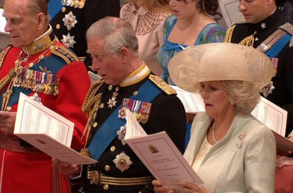 Prinz Charles und seine Frau Camilla schmettern Kirchlieder, ...