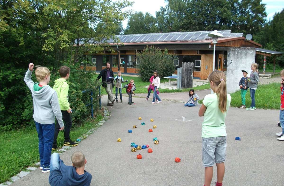 Beim Crossboule am Jugendhaus in Hochdorf sind jedes Jahr viele Kinder und Jugendliche dabei. Anders als in der klassischen Variante wird mit Stoffsäckchen gespielt. Foto: oh