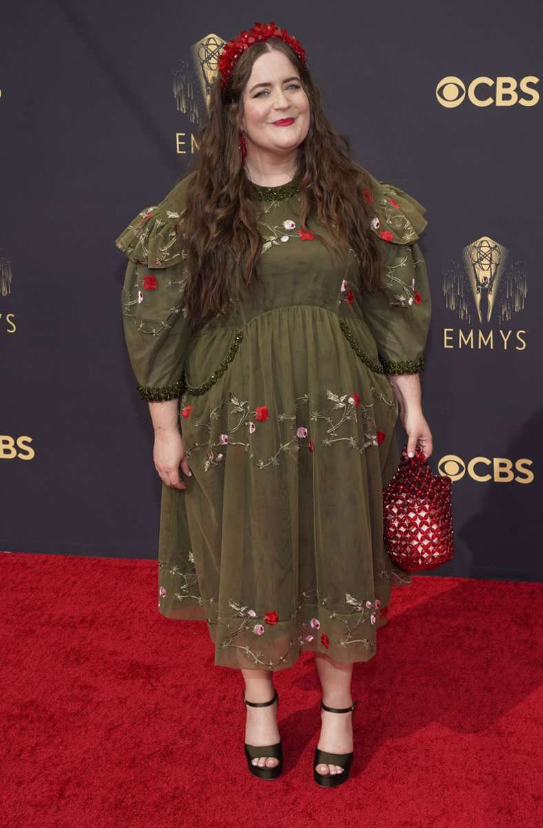 Komikerin Aidy Bryant könnte eventuell von Waldfeen inspiriert sein, ihr Kleid ist von Simone Rocha.