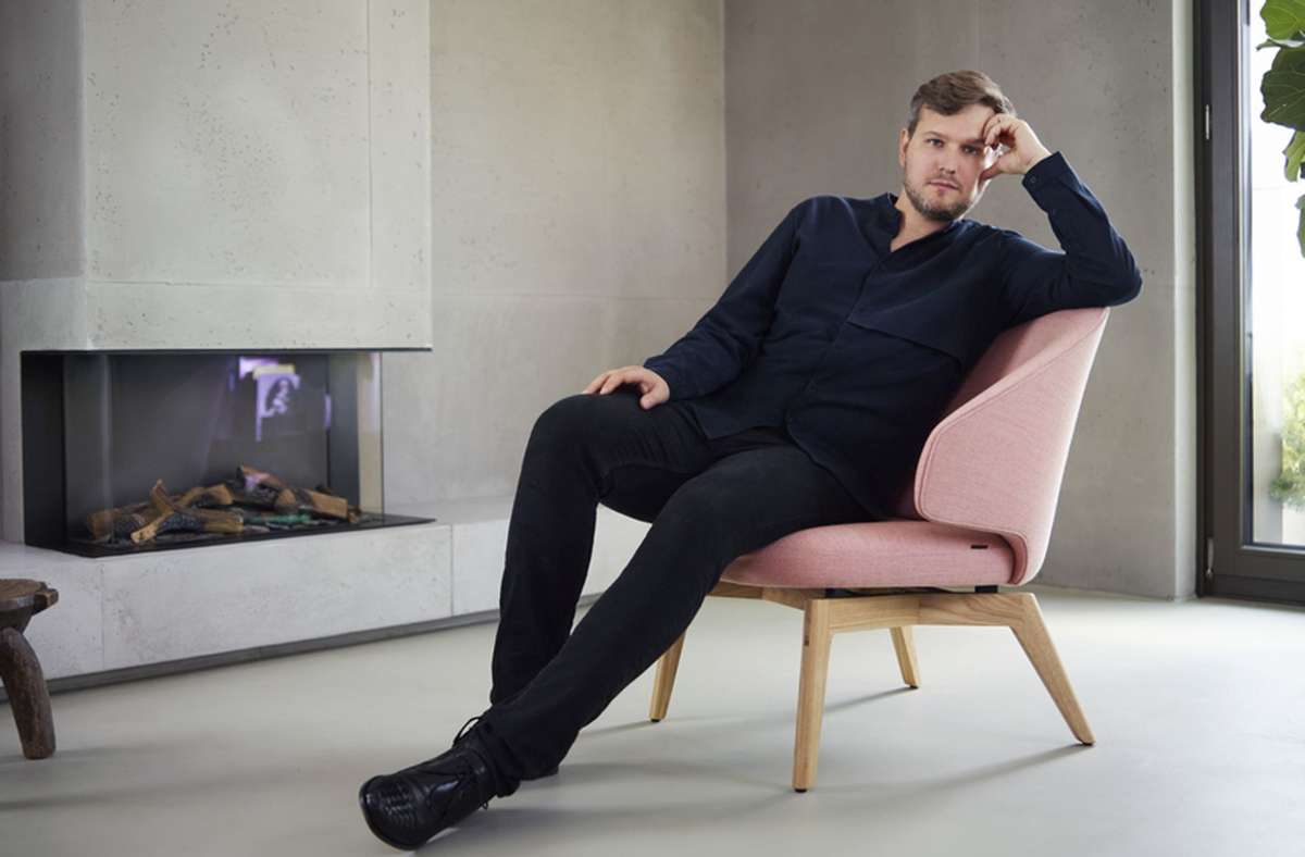 Der Designer sitzt selbst zur Probe: Sebastian Herkner auf dem Sessel „Let“, den er jüngst für Fritz Hansen entworfen hat . . .