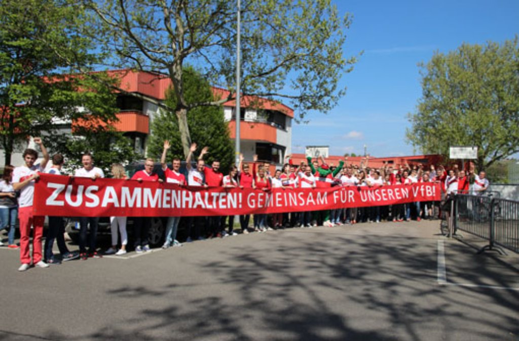Auch beim VfB Stuttgart stieß die Aktion auf Begeisterung. Die Mitarbeiter des Vereins waren am Freitag auch in weiß-rot gehüllt. Präsident Bernd Wahler sprach von einem "Traum", den der Club durch die Unterstützung seitens der Medien und der Fans erfährt.