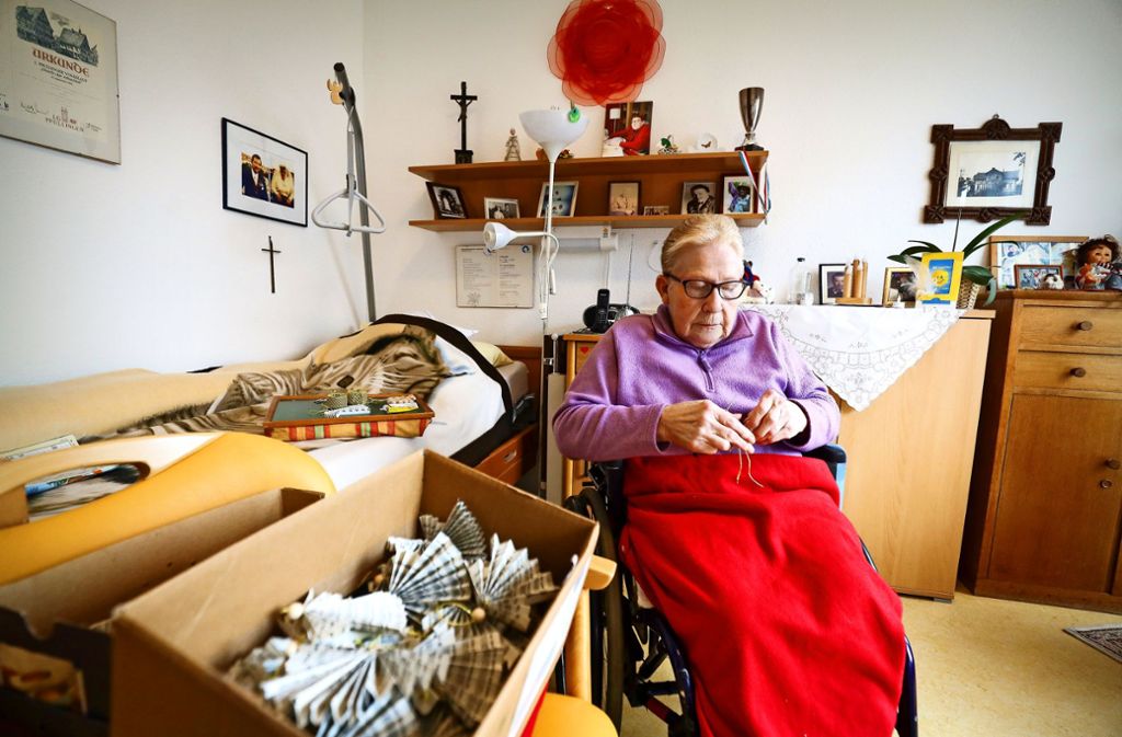 Elke Mayer bastelt in ihrem Altenheimzimmer hundert Engel, die sie an Kinder verschenken will. Nebenbei erzählt sie ihre Lebensgeschichte, die zu schmerzvoll scheint, um wahr zu sein.