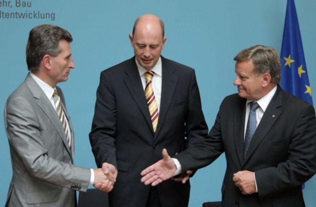 2,8 Milliarden Euro Der damalige baden-württembergische Ministerpräsident Günther Oettinger, Bundesverkehrsminister Wolfgang Tiefensee und Bahn-Chef Hartmut Mehdorn (von links nach rechts) unterschreiben im Juli 2007 in Berlin die Grundsatzvereinbarung über die Finanzierung in Höhe von 2,8 Milliarden Euro.