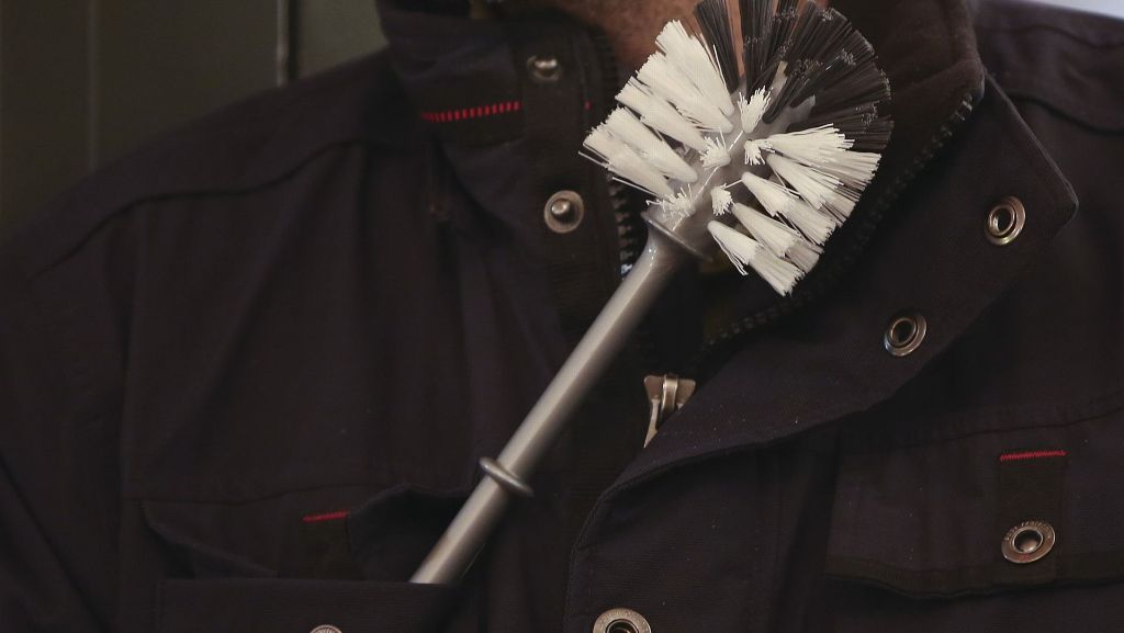 Kurioser Polizeieinsatz: Mann dreht durch und droht mit Klobürste