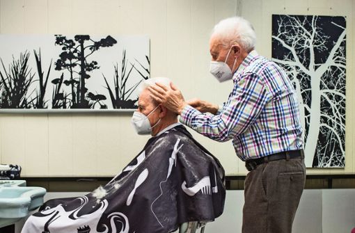 Seit gut 60 Jahren kriegt Heinz Küstner von Rudi Baier die Haare geschnitten. Foto: Thomas Bernhardt