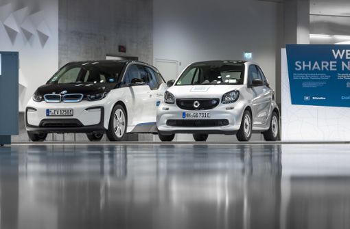 Der erste BMW im  Mercedes-Museum: Das Elektroauto i3 (links) macht gemeinsam mit einem Smart auf eine Sonderausstellung zum Carsharing aufmerksam. Foto: Share now Foto:  