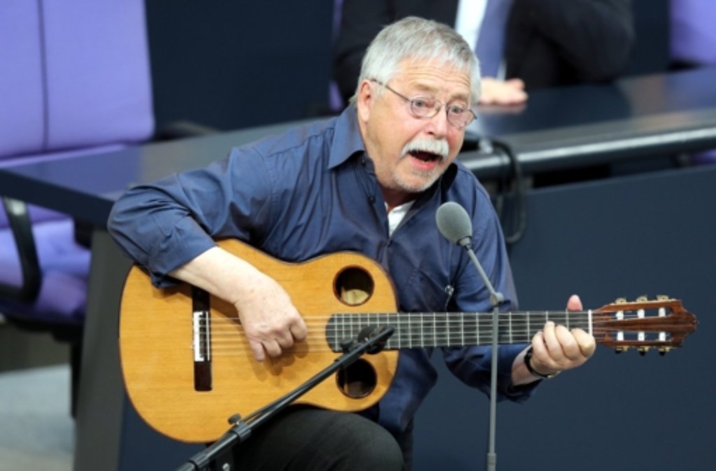 Der Liedermacher Wolf Biermann singt während der Gedenkveranstaltung zum 25. Jahrestag des Mauerfalls im Deutschen Bundestag in Berlin.