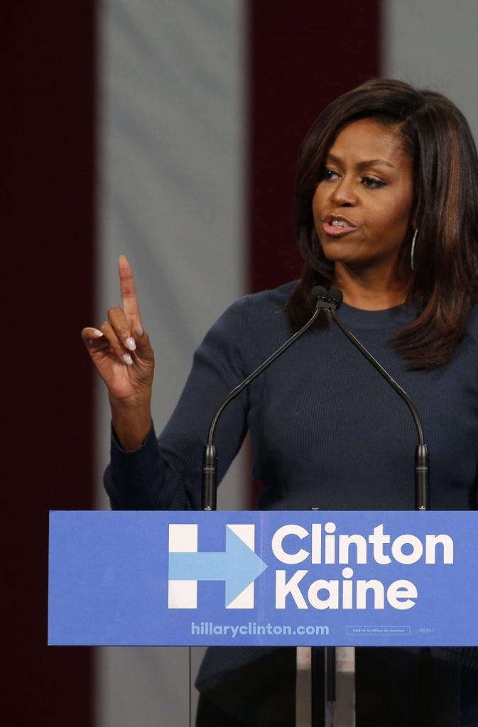In einem für ihre Verhältnisse ungewöhnlich schlichten, blauen Oberteil erschien Michelle Obama Mitte Oktober bei einer Wahlkampfveranstaltung in New Hampshire. In einer beeindruckenden Rede griff sie den Präsidentschaftskandidaten Donald Trump für seine frauenfeindlichen Äußerungen an, die zuvor publik geworden waren.