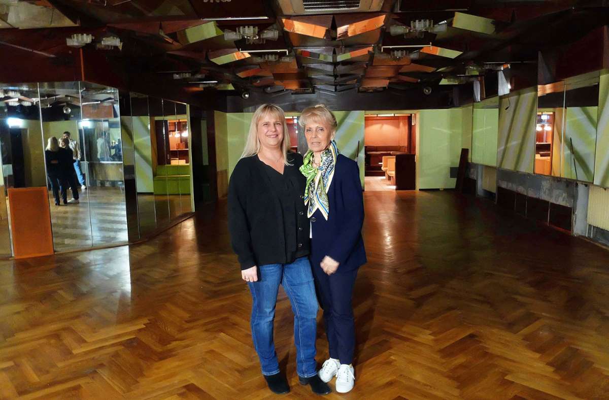 Tamara Schweizer (li.) und Ursula Schicki im Tanzsaal der Tanzschule Schicki, die ihren Betrieb eingestellt hat.