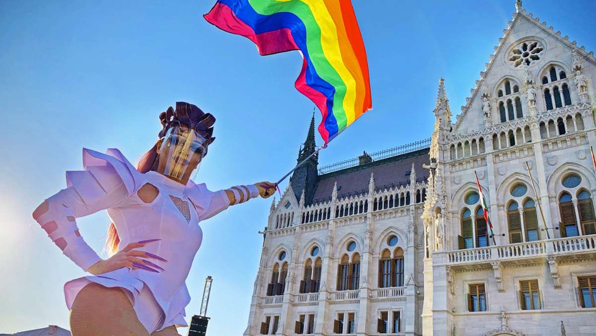  In der Debatte um die Beleuchtung des Münchner Stadions wächst die Unterstützung für Aktionen gegen Ausgrenzung und Unterdrückung. Von der Leyen will gegen Budapest vorgehen. Orbán verteidigt das neue Gesetz gegen Homosexuelle indes. 