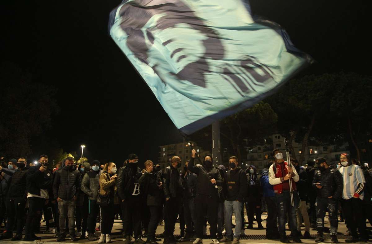 Neapels Bürgermeister Luigi de Magistris stellte in Aussicht, die Arena in Maradona-Stadion umzubenennen. 