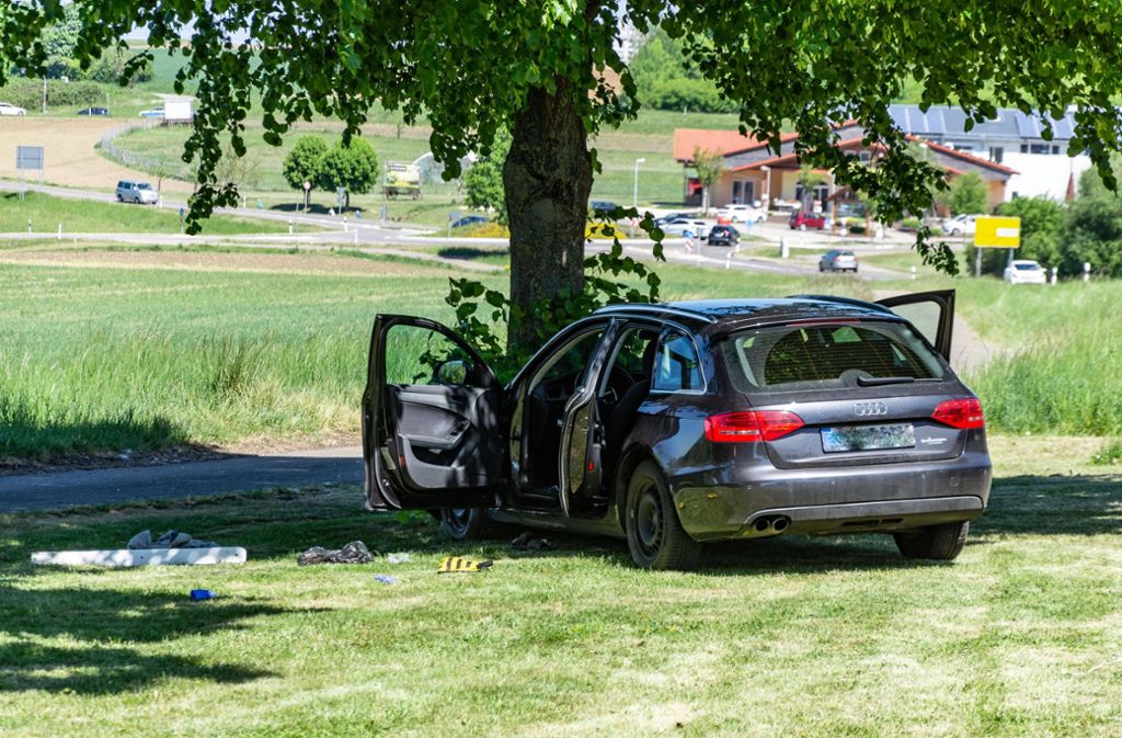 In der Nähe des Rammerthofs prallt der Audi gegen einen Baum.
