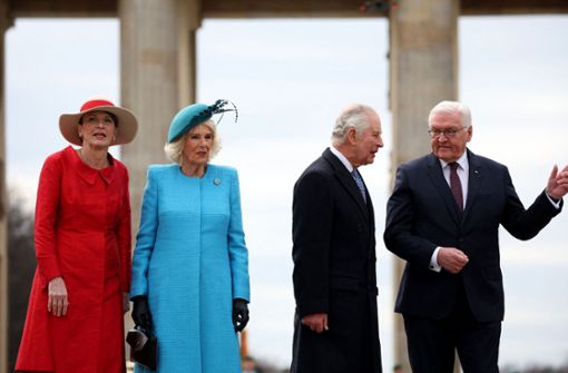 König Charles III. und seine Frau, „Queen Consort“ Camilla, werden am Brandenburger Tor von Bundespräsident Frank-Walter Steinmeier (rechts) und seiner Frau Elke Büdenbender (links) empfangen. Foto: AFP/RONNY HARTMANN