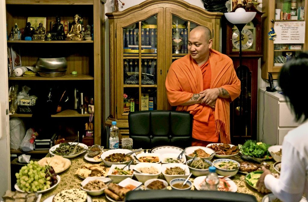 An Feiertagen biegt sich der Esstisch vor lauter köstlichen Gerichten. Dann speist der buddhistische Mönch Phra Worawut Komutphong wie ein König.