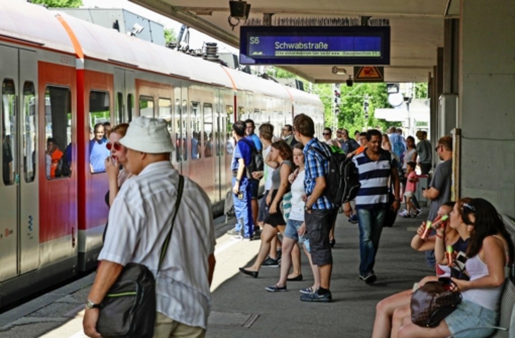 Die S-Bahn kommt oft zu spät – wie hier in Leonberg. Gegen die erneute Preiserhöhung regrt sich Kritik. Foto: factum/Bach