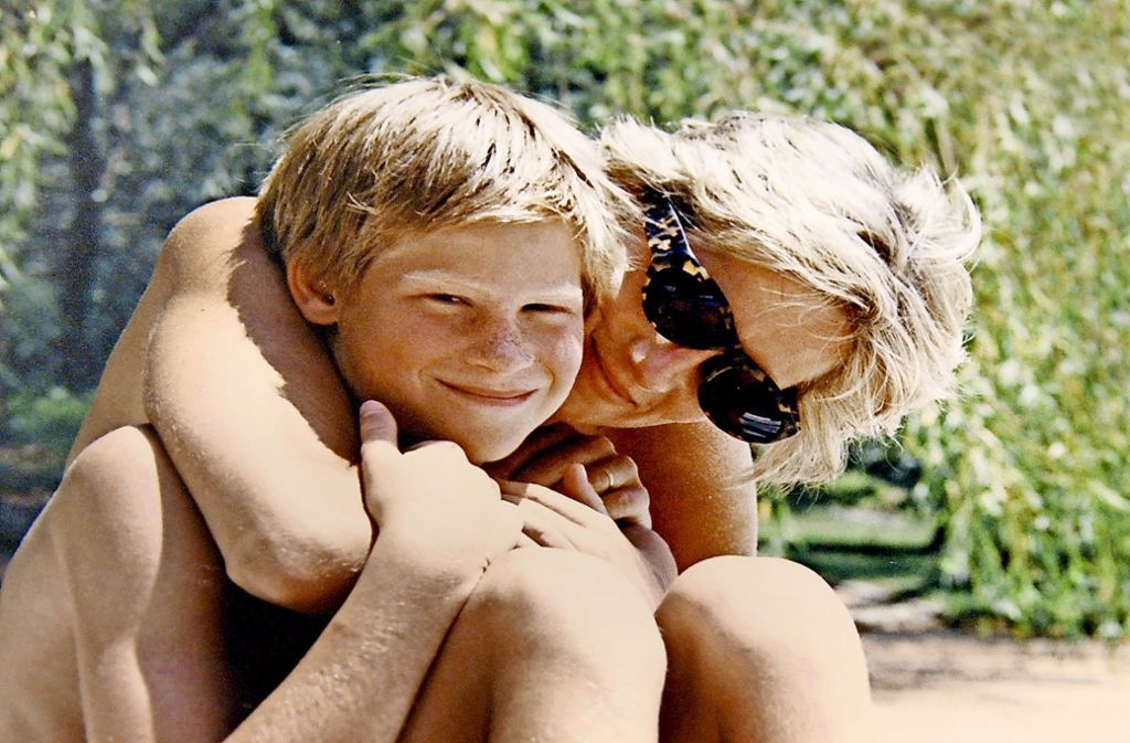 Prinz Harry mit seiner Mutter, Lady Diana. In einem Interview hat Prinz Harry vor nicht allzu langer Zeit ungewöhnlich offen darüber gesprochen, wie hart es für ihn war, mit dem Verlust umzugehen und wie er 20 Jahre lang seine Gefühle diesbezüglich weg gesperrt hat.